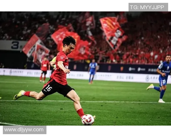 新一代足球明星崭露头角他们如何改变赛场格局与未来发展潜力