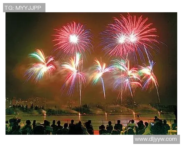 意大利足球明星共赏烟花绚烂夜空展现激情与梦想