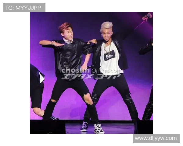 足球明星热情亲吻镜头瞬间捕捉展现魅力与激情的精彩时刻 足球明星热情亲吻镜头瞬间捕捉展现魅力与激情的精彩时刻